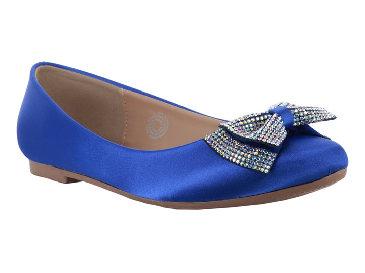Zapato plano color azul cobalto con un moño decorado con pedrería brillante en la punta.
