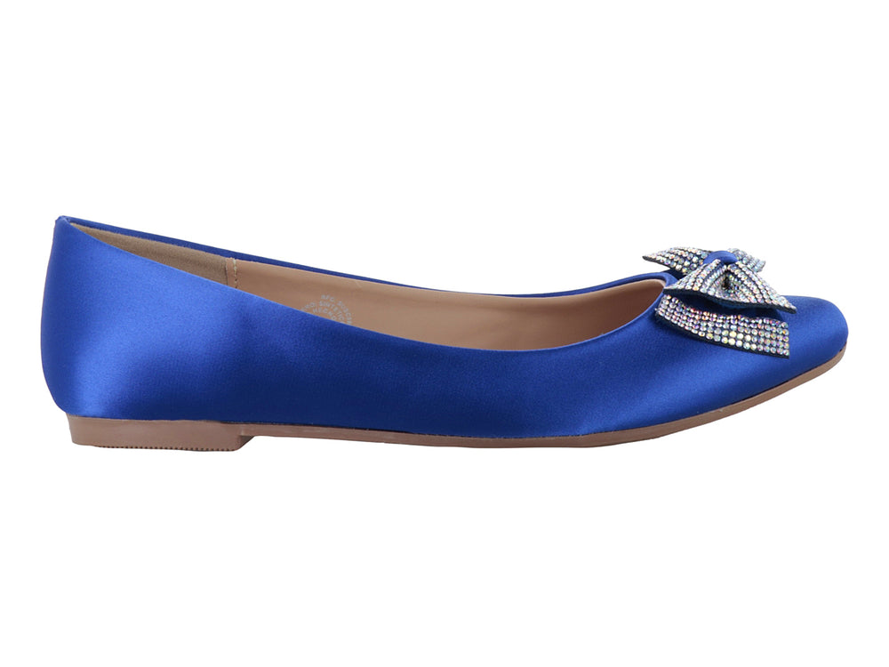 Zapato plano color azul cobalto con un moño decorado con pedrería brillante en la punta.