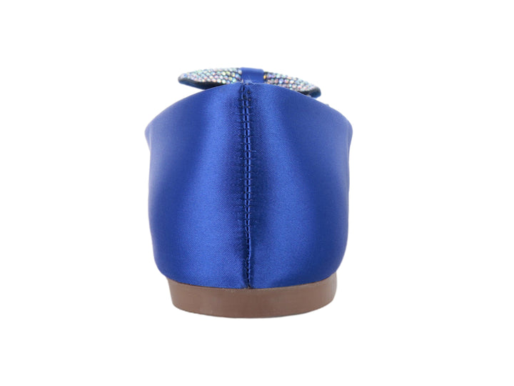 Zapato plano color azul cobalto con un moño decorado con pedrería brillante en la punta.