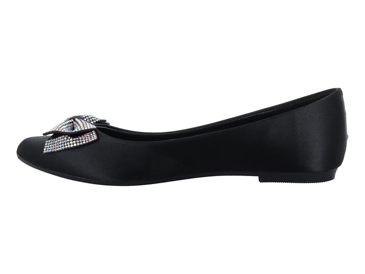 Zapatos planos negros de material brillante con un moño decorado con pedrería multicolor en la punta.