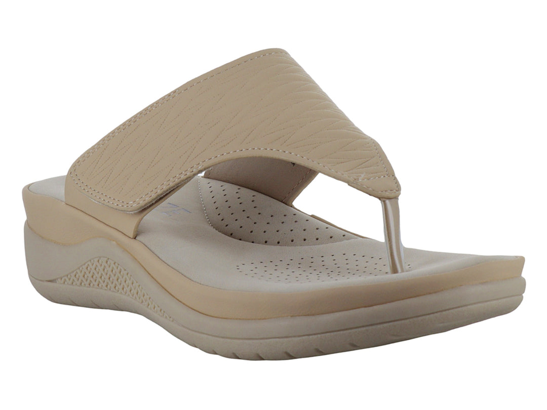 Sandalia de plataforma color crema con correa ancha texturizada y suela cómoda.