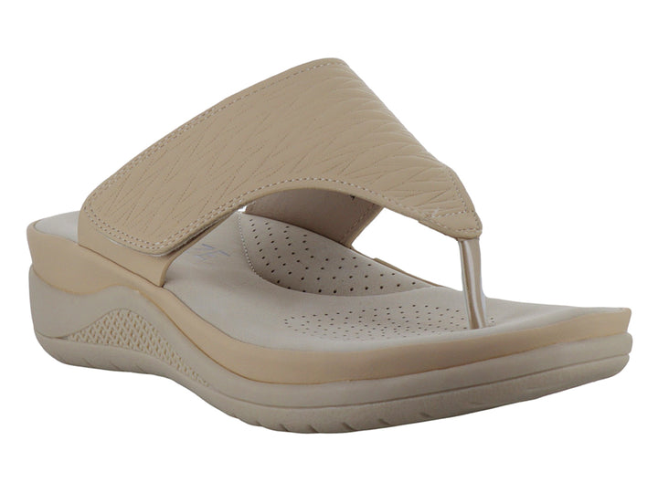 Sandalia de plataforma color crema con correa ancha texturizada y suela cómoda.