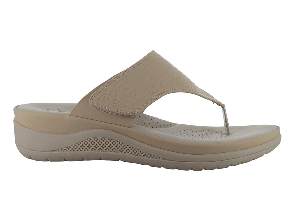 Sandalia de plataforma color crema con correa ancha texturizada y suela cómoda.