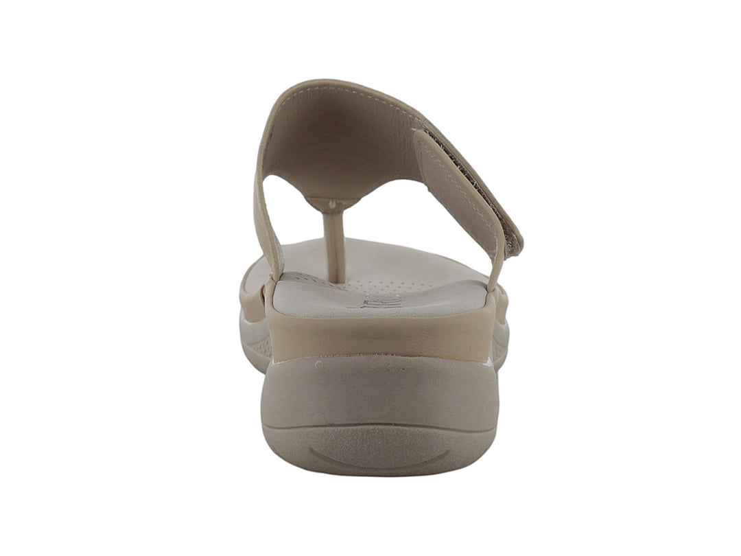 Sandalia de plataforma color crema con correa ancha texturizada y suela cómoda.