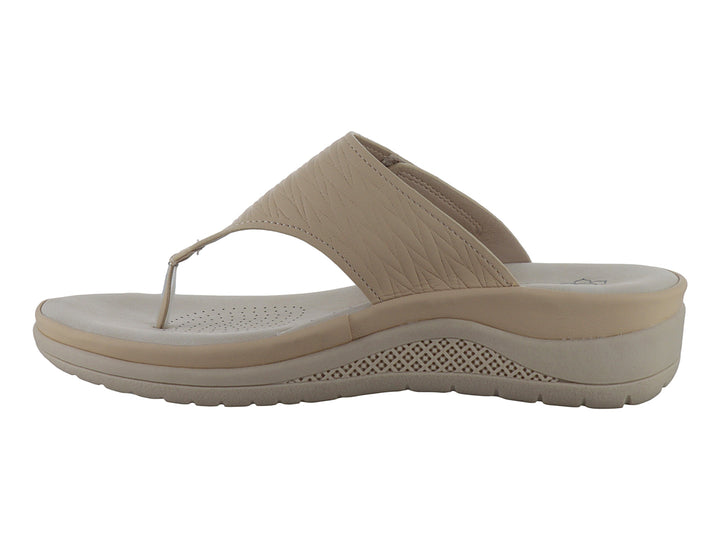 Sandalia de plataforma color crema con correa ancha texturizada y suela cómoda.
