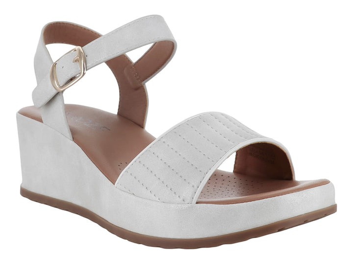 Sandalia de plataforma color blanco con correa ajustable y hebilla dorada.