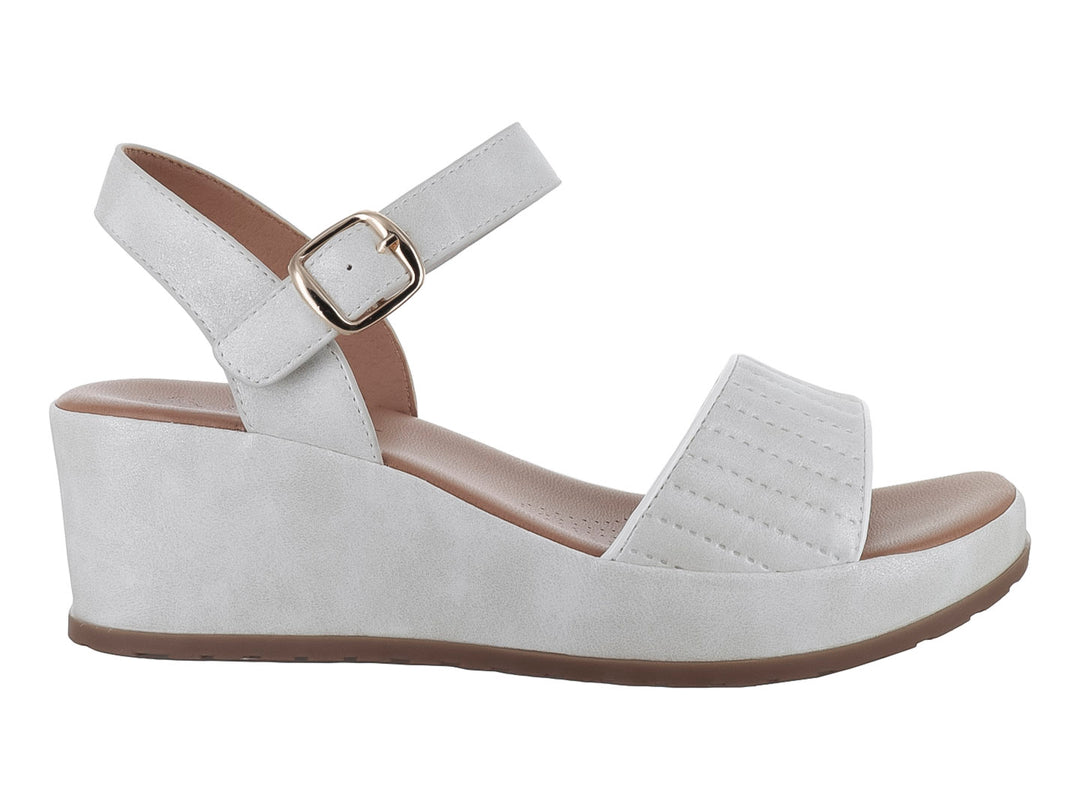 Sandalia de plataforma color blanco con correa ajustable y hebilla dorada.