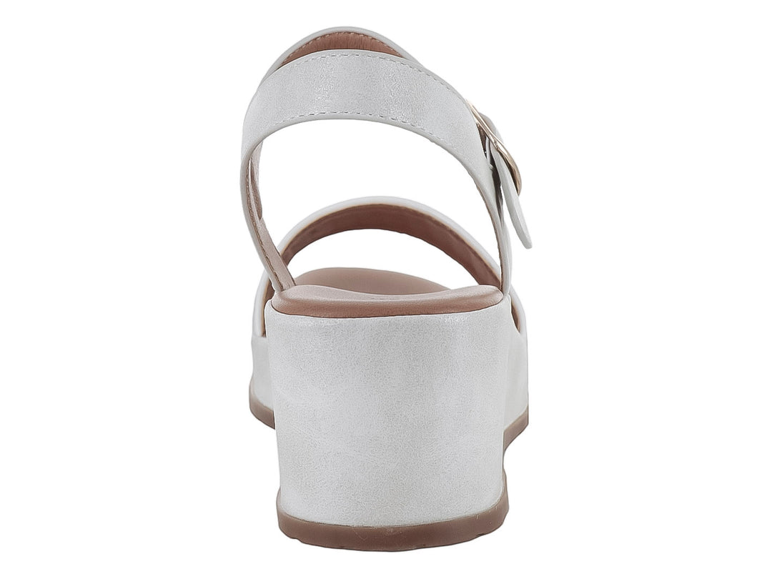 Sandalia de plataforma color blanco con correa ajustable y hebilla dorada.
