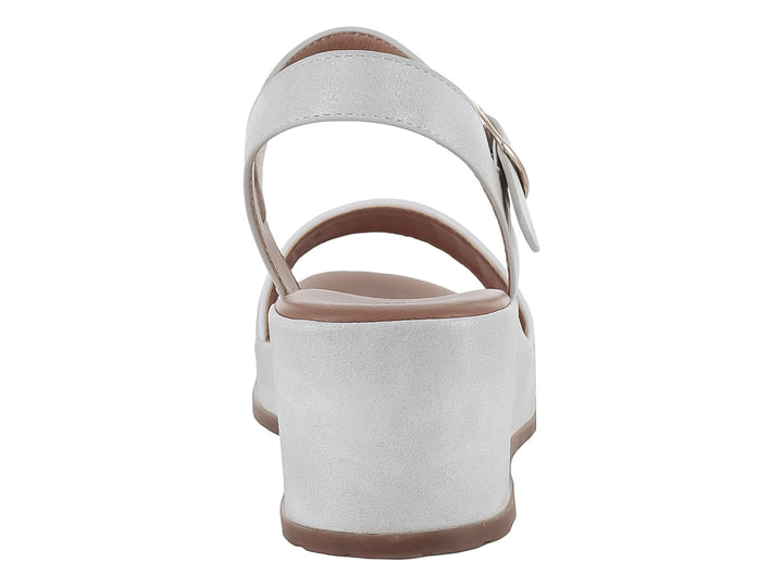 Sandalia de plataforma color blanco con correa ajustable y hebilla dorada.