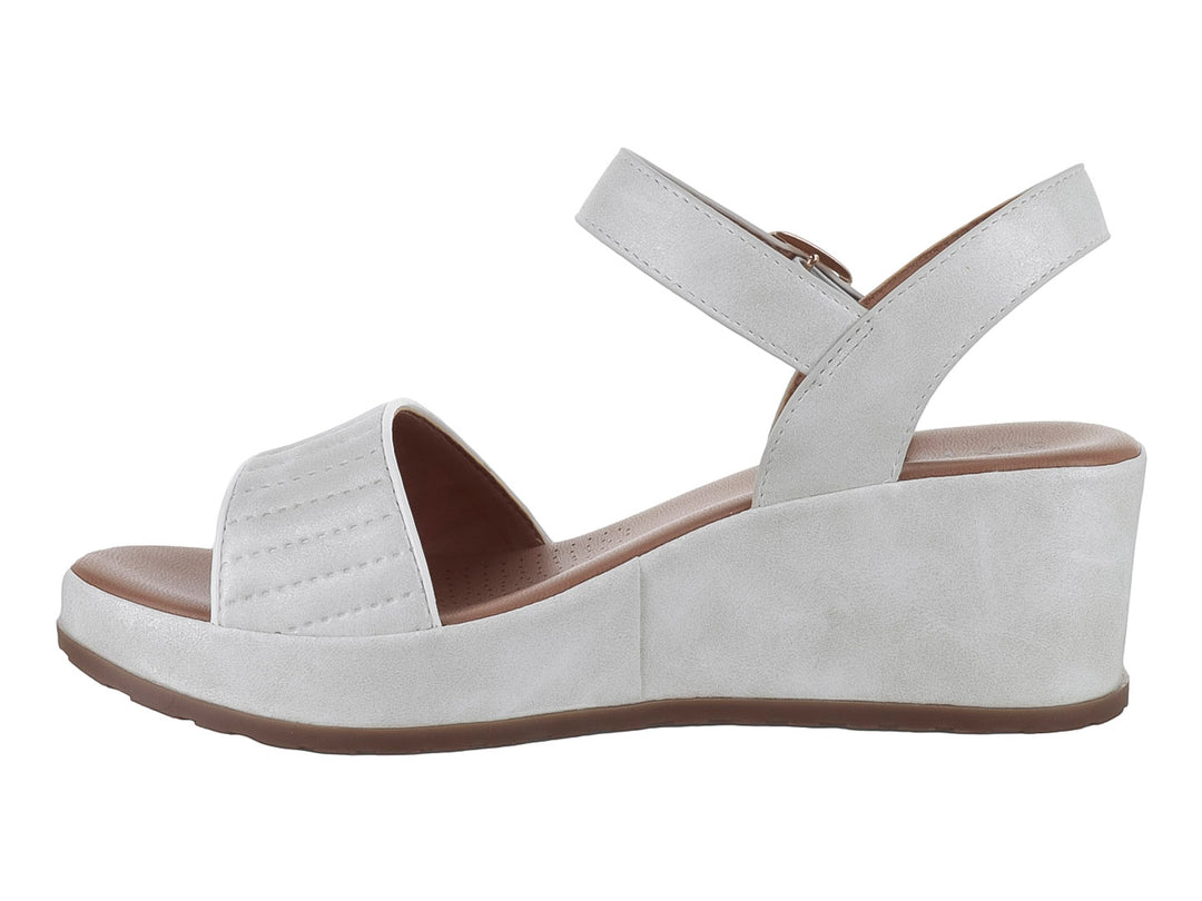 Sandalia de plataforma color blanco con correa ajustable y hebilla dorada.