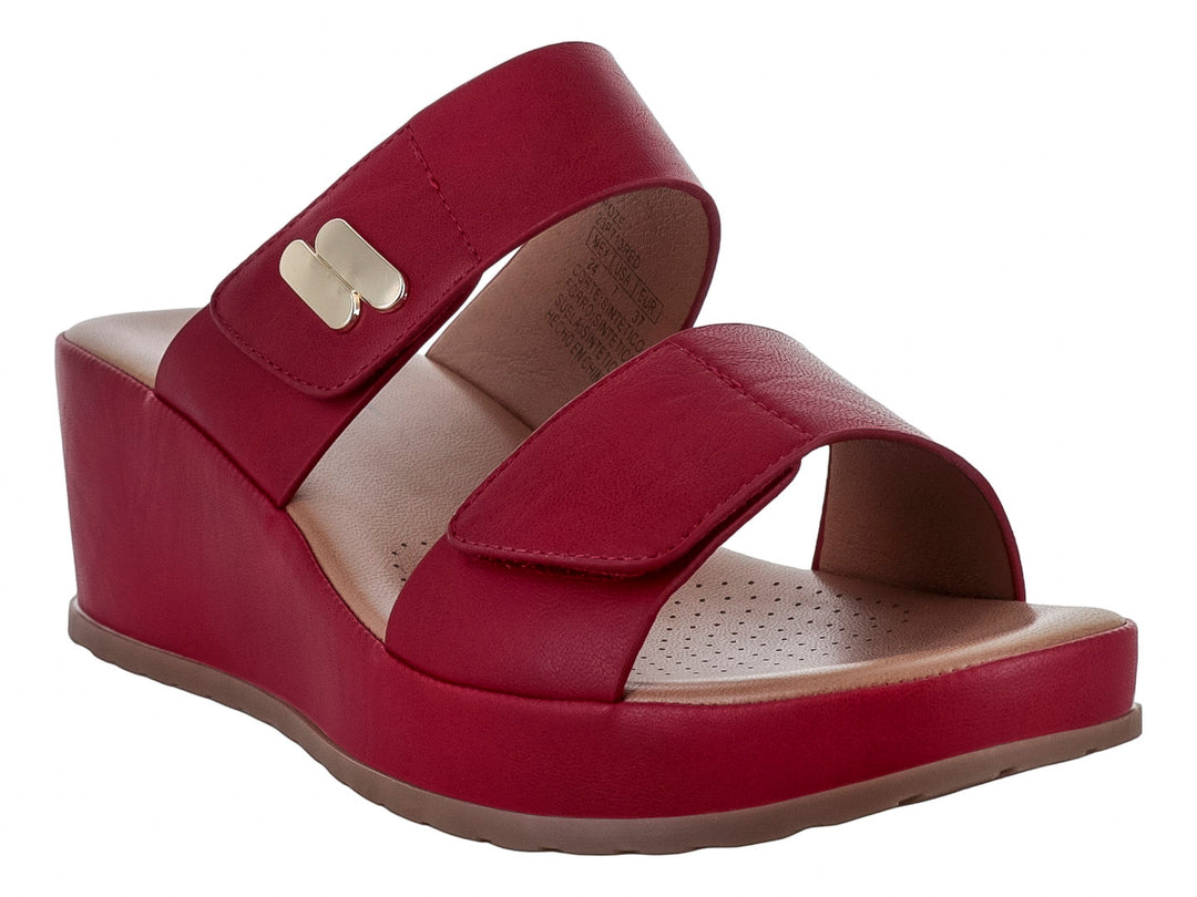 Sandalias de plataforma color rojo con tiras anchas y suela beige para mujer.