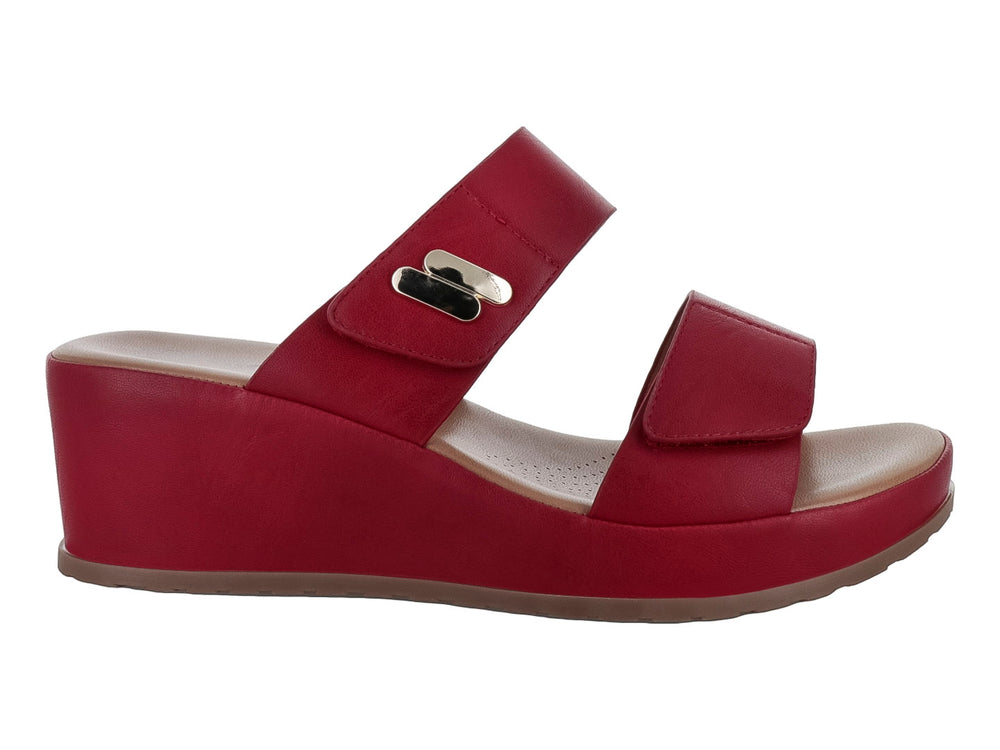 Sandalias de plataforma color rojo con tiras anchas y suela beige para mujer.