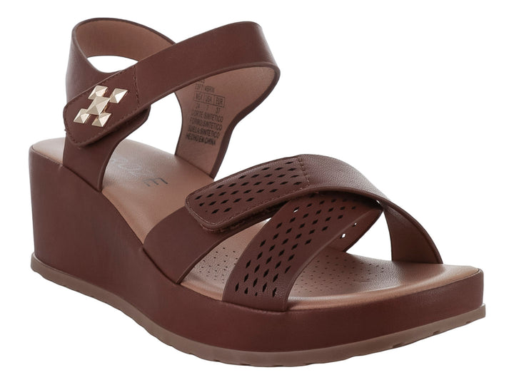 Sandalia de plataforma color café para mujer con correas perforadas y detalle decorativo dorado.