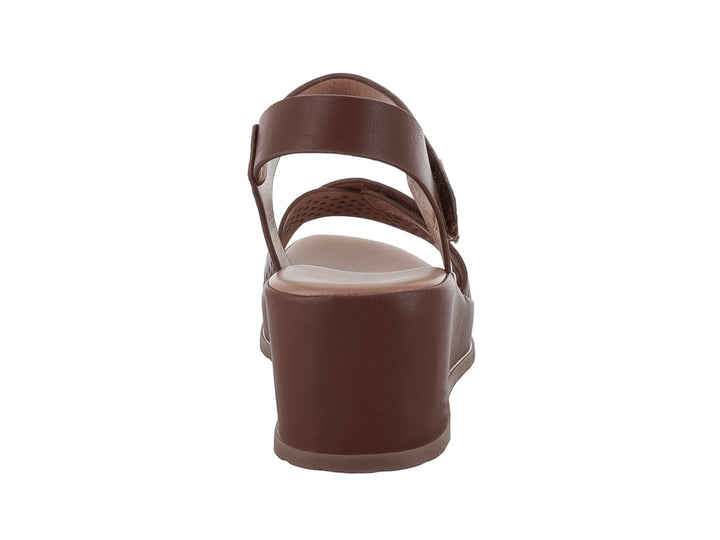 Sandalia de plataforma color café para mujer con correas perforadas y detalle decorativo dorado.