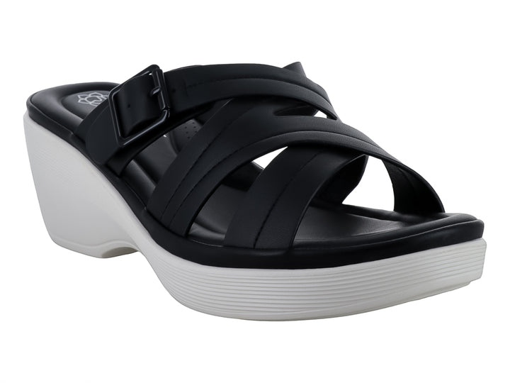 Sandalia de plataforma color negro con suela blanca y correas cruzadas con hebilla.