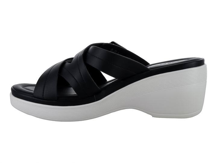 Sandalia de plataforma color negro con suela blanca y correas cruzadas con hebilla.
