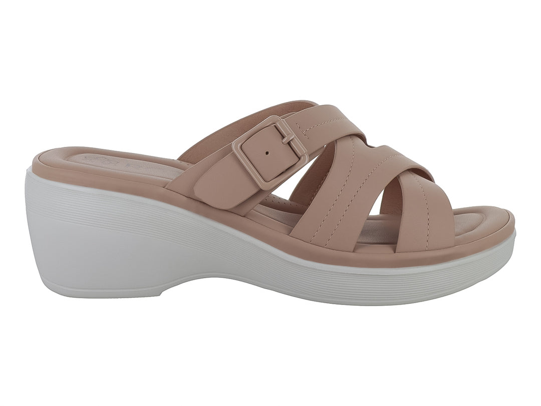 Sandalia de plataforma color rosa con suela blanca y correas cruzadas.