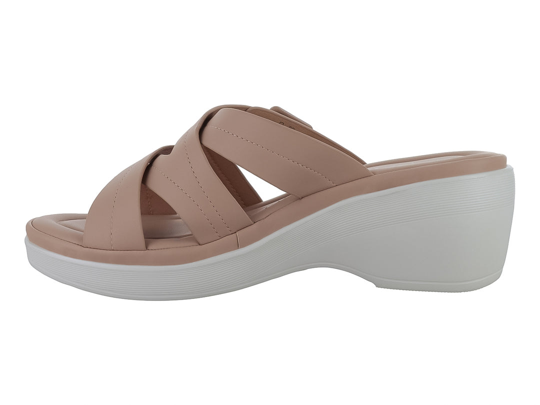 Sandalia de plataforma color rosa con suela blanca y correas cruzadas.