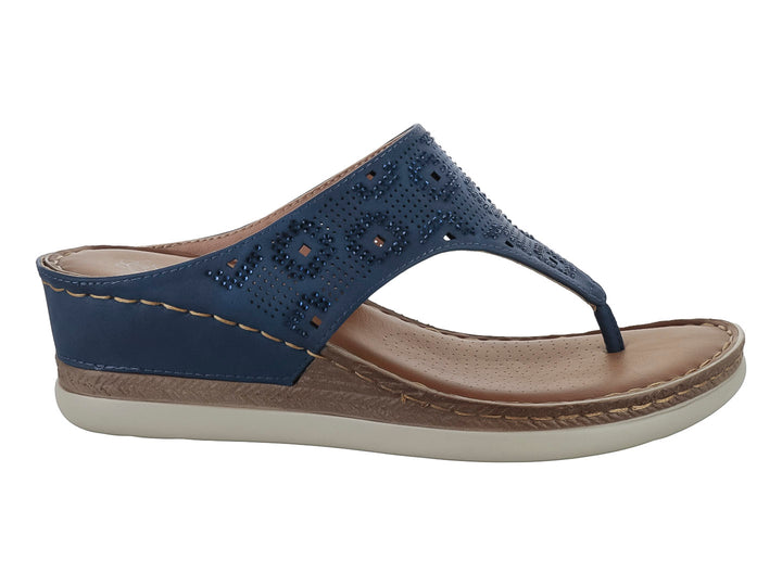 Sandalia azul con correa ancha perforada y suela beige.