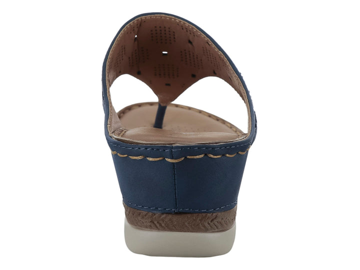 Sandalia azul con correa ancha perforada y suela beige.