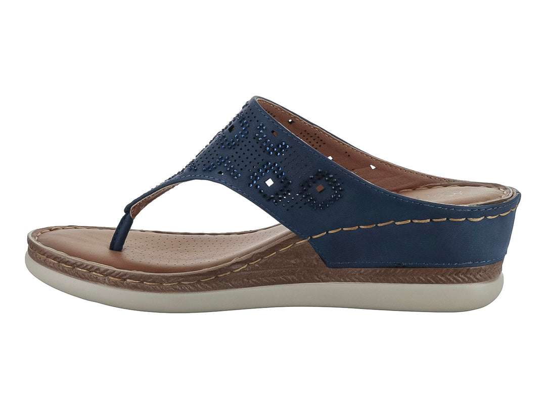 Sandalia azul con correa ancha perforada y suela beige.