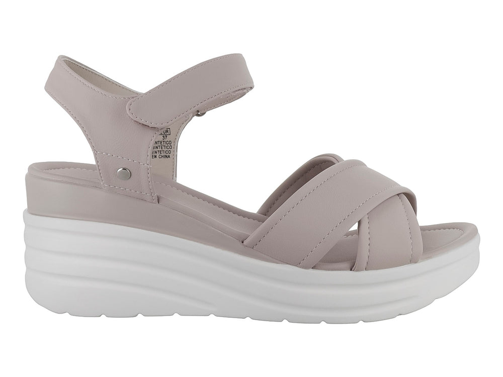Sandalia de plataforma color beige con suela blanca y correa al tobillo para mujer.