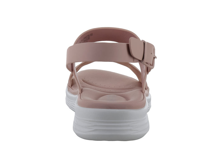 Sandalia de plataforma color nude con tiras anchas y suela blanca para mujer.