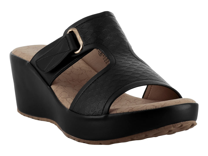 Sandalia de plataforma color negro con correa texturizada y hebilla dorada.