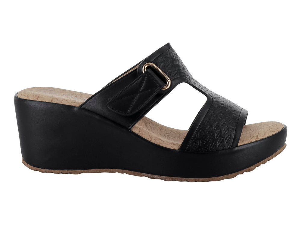 Sandalia de plataforma color negro con correa texturizada y hebilla dorada.