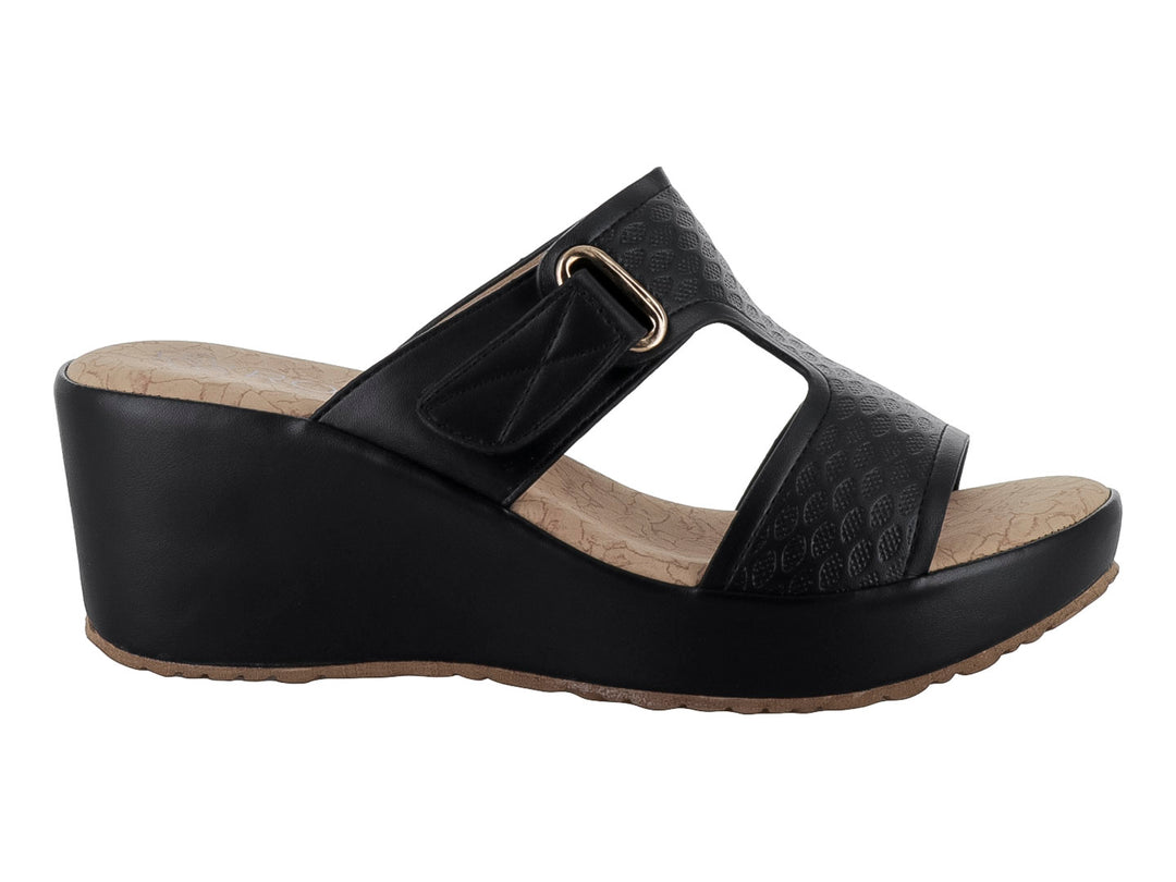 Sandalia de plataforma color negro con correa texturizada y hebilla dorada.