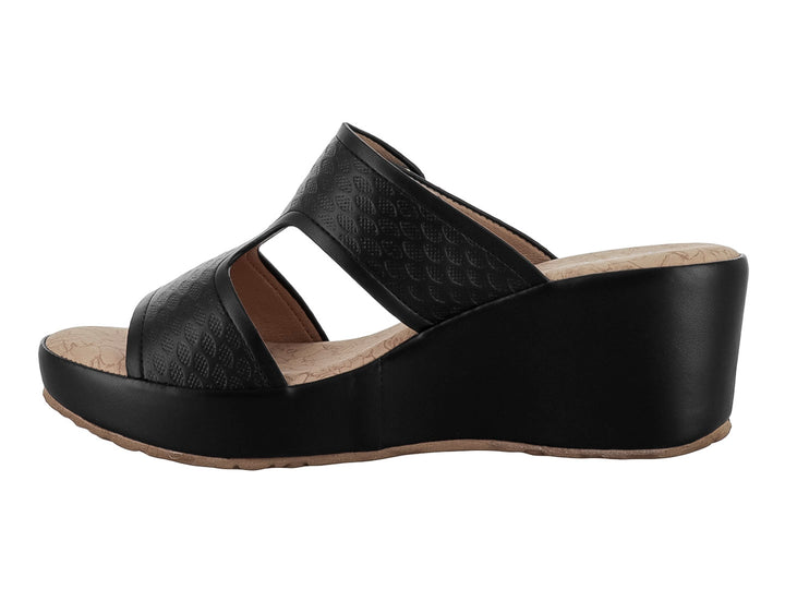 Sandalia de plataforma color negro con correa texturizada y hebilla dorada.