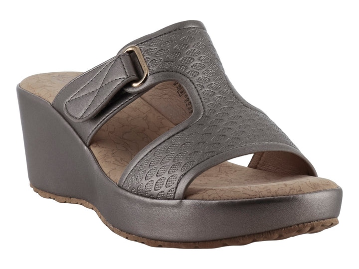Sandalia de plataforma color gris con correa ajustable y textura grabada en la parte superior.