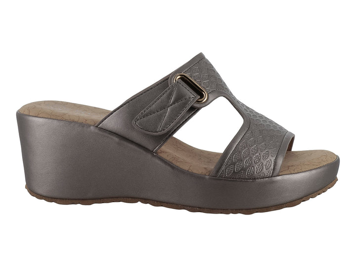 Sandalia de plataforma color gris con correa ajustable y textura grabada en la parte superior.