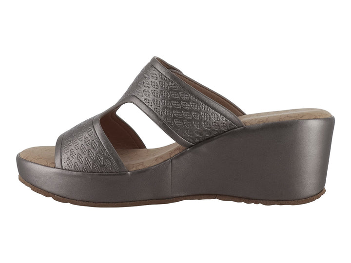 Sandalia de plataforma color gris con correa ajustable y textura grabada en la parte superior.