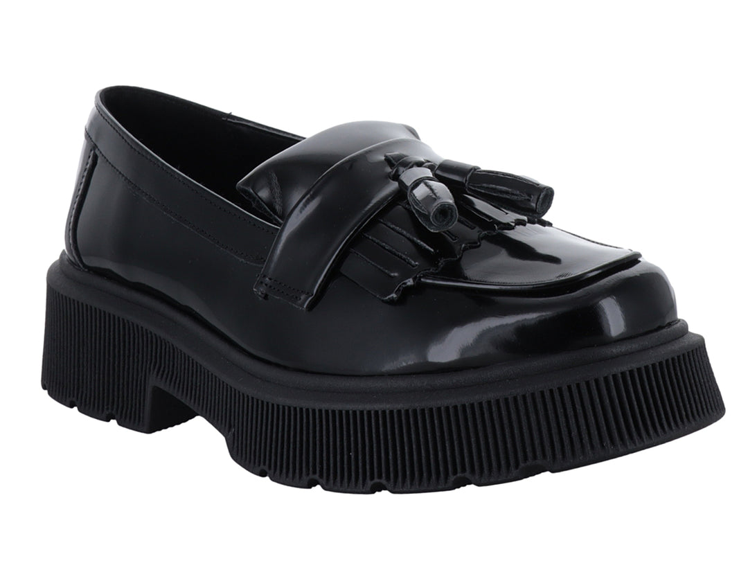 Mocasín negro brillante de plataforma con borlas y suela dentada.