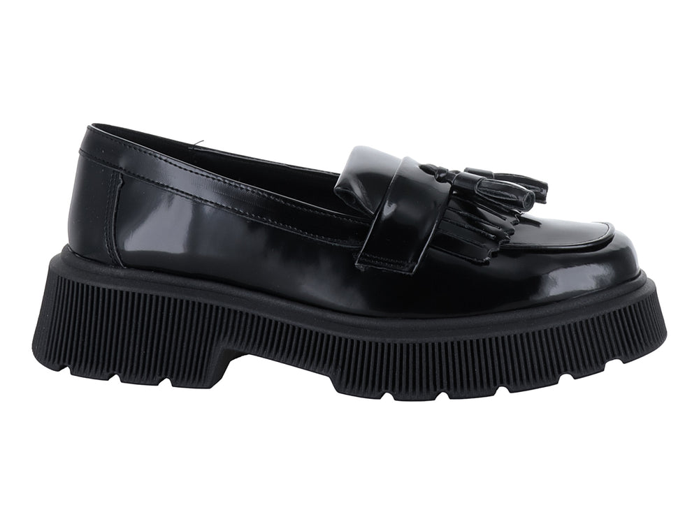 Mocasín negro brillante de plataforma con borlas y suela dentada.