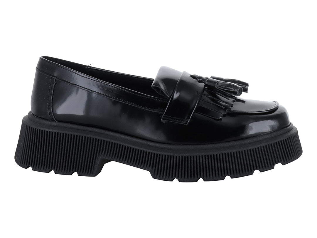 Mocasín negro brillante de plataforma con borlas y suela dentada.