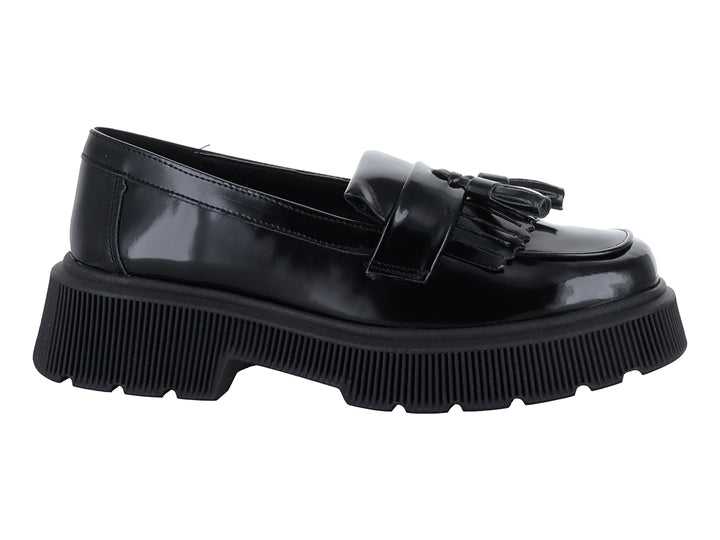Mocasín negro brillante de plataforma con borlas y suela dentada.