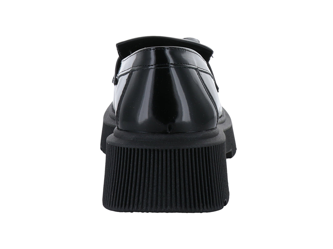 Mocasín negro brillante de plataforma con borlas y suela dentada.