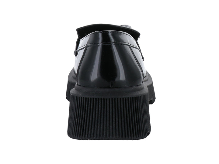 Mocasín negro brillante de plataforma con borlas y suela dentada.
