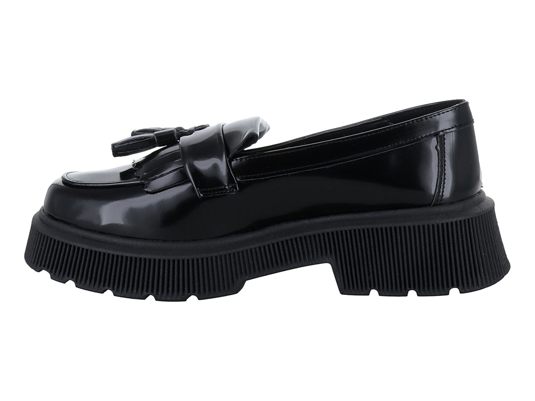 Mocasín negro brillante de plataforma con borlas y suela dentada.