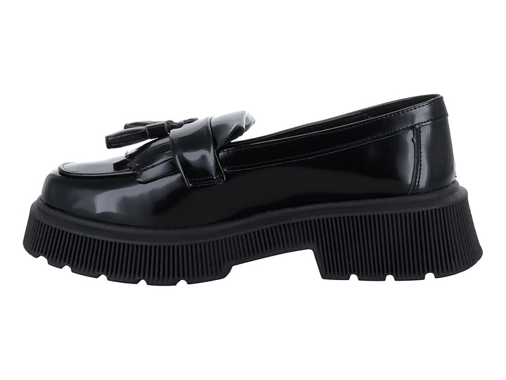 Mocasín negro brillante de plataforma con borlas y suela dentada.