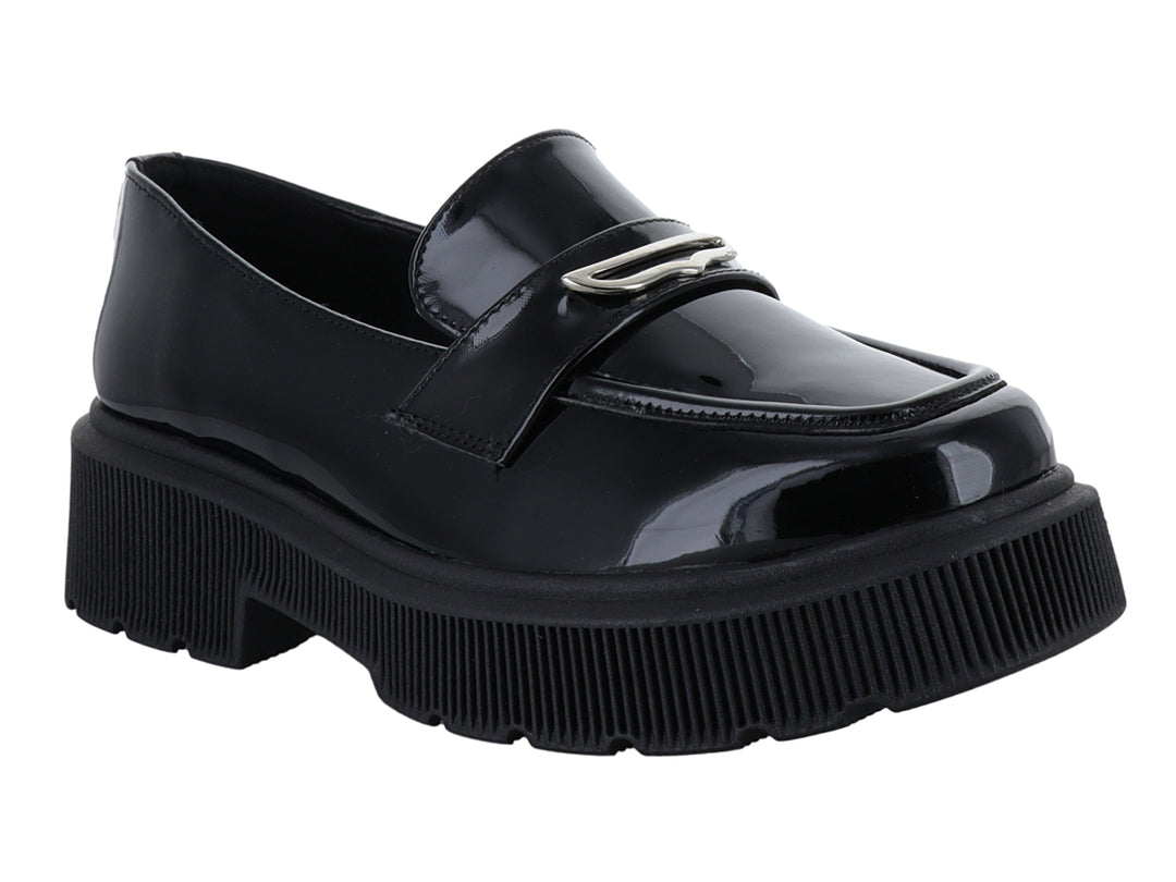 Zapato mocasín negro de charol con plataforma gruesa y hebilla plateada.