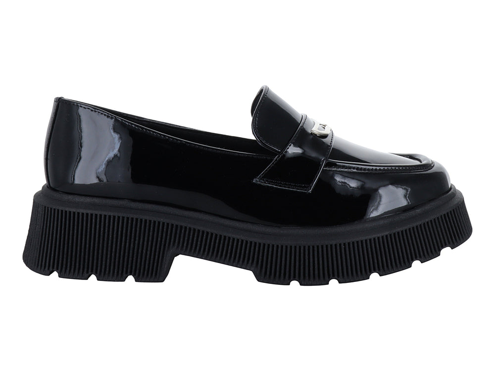 Zapato mocasín negro de charol con plataforma gruesa y hebilla plateada.