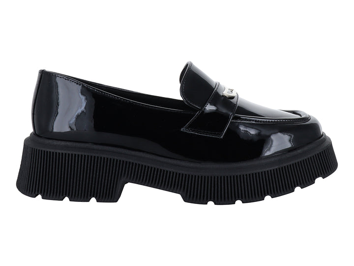 Zapato mocasín negro de charol con plataforma gruesa y hebilla plateada.