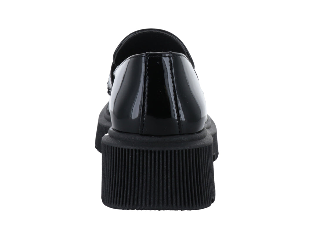 Zapato mocasín negro de charol con plataforma gruesa y hebilla plateada.