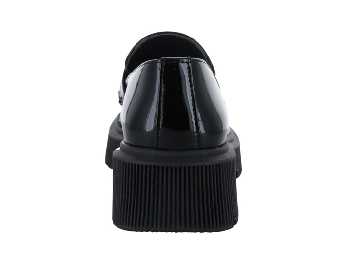 Zapato mocasín negro de charol con plataforma gruesa y hebilla plateada.