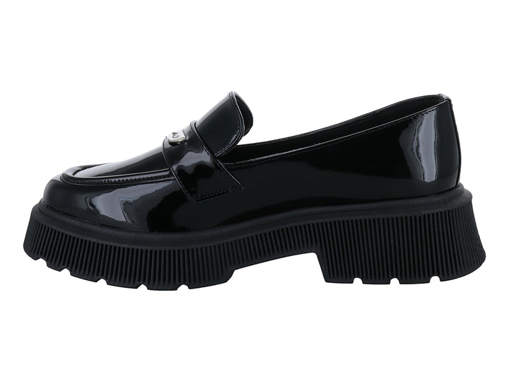 Zapato mocasín negro de charol con plataforma gruesa y hebilla plateada.
