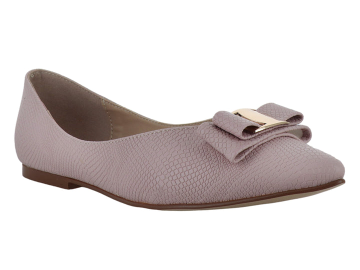 Zapato plano color antique con textura de piel de serpiente, moño frontal y hebilla dorada.