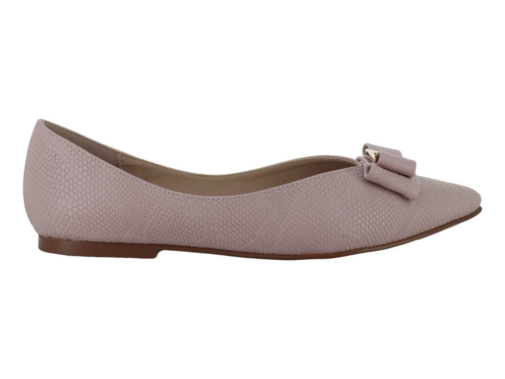Zapato plano color antique con textura de piel de serpiente, moño frontal y hebilla dorada.